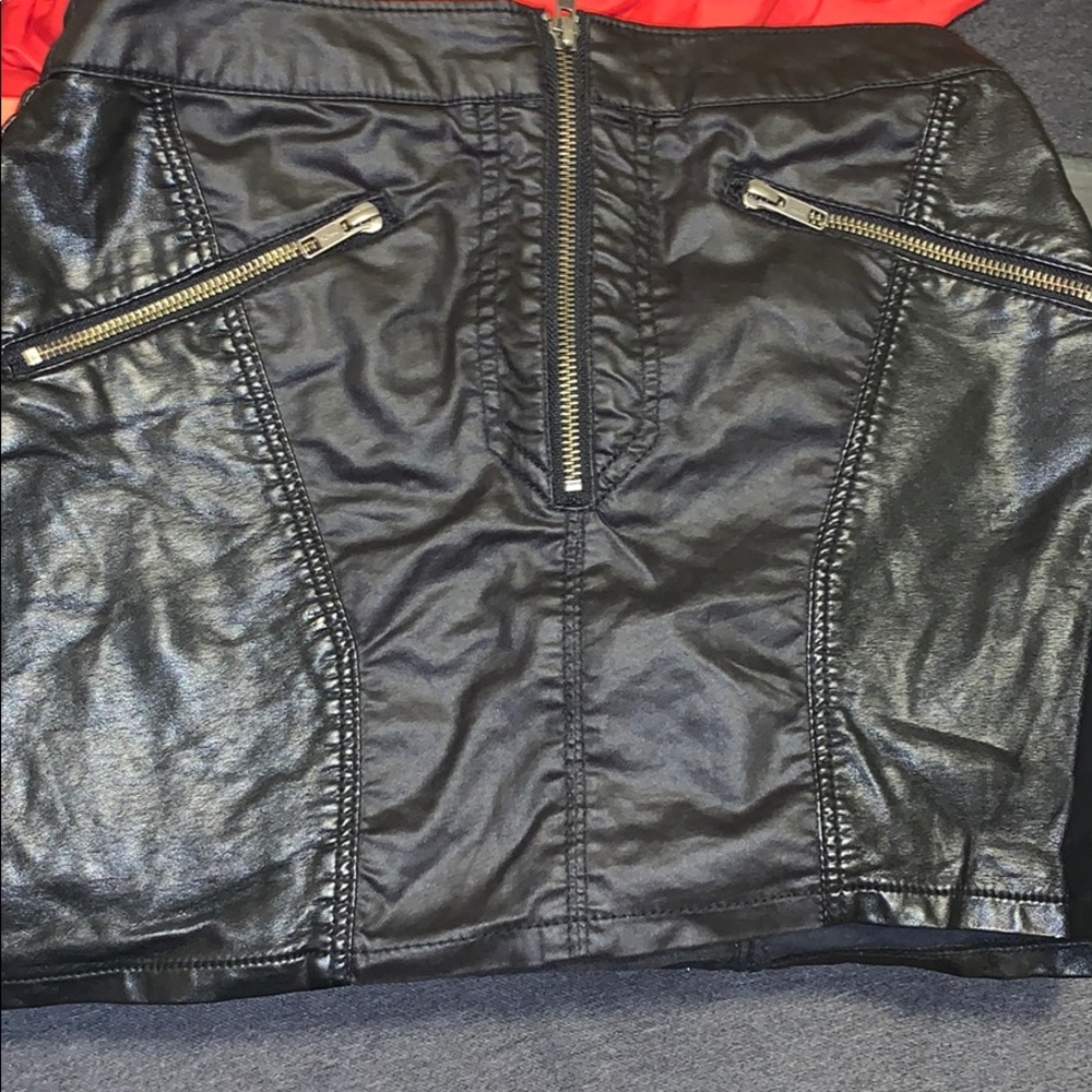 H&M women Black leather Skirt Size 6 like new